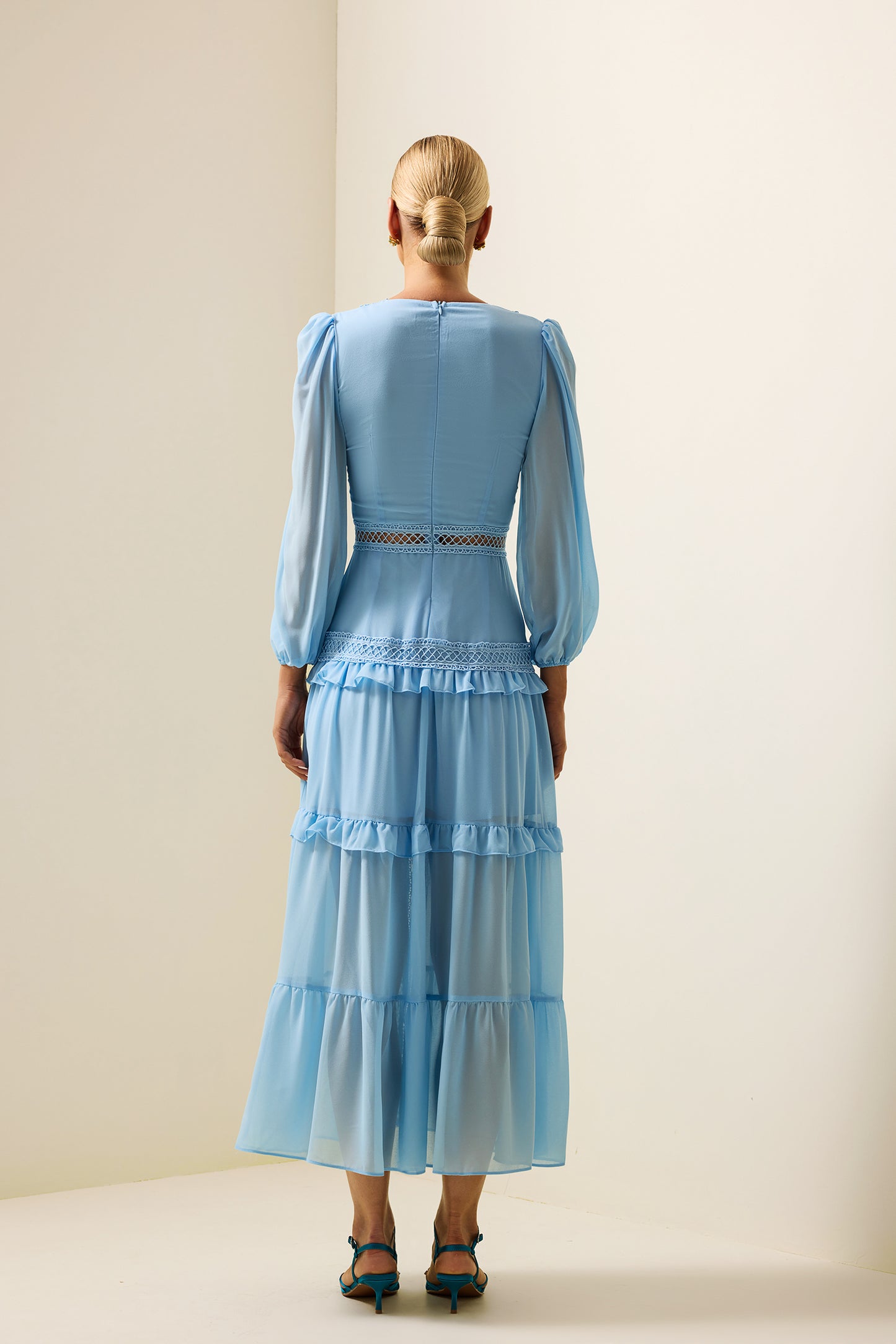 Vestido midi de encaje liso con escote en V y volantes en azul 