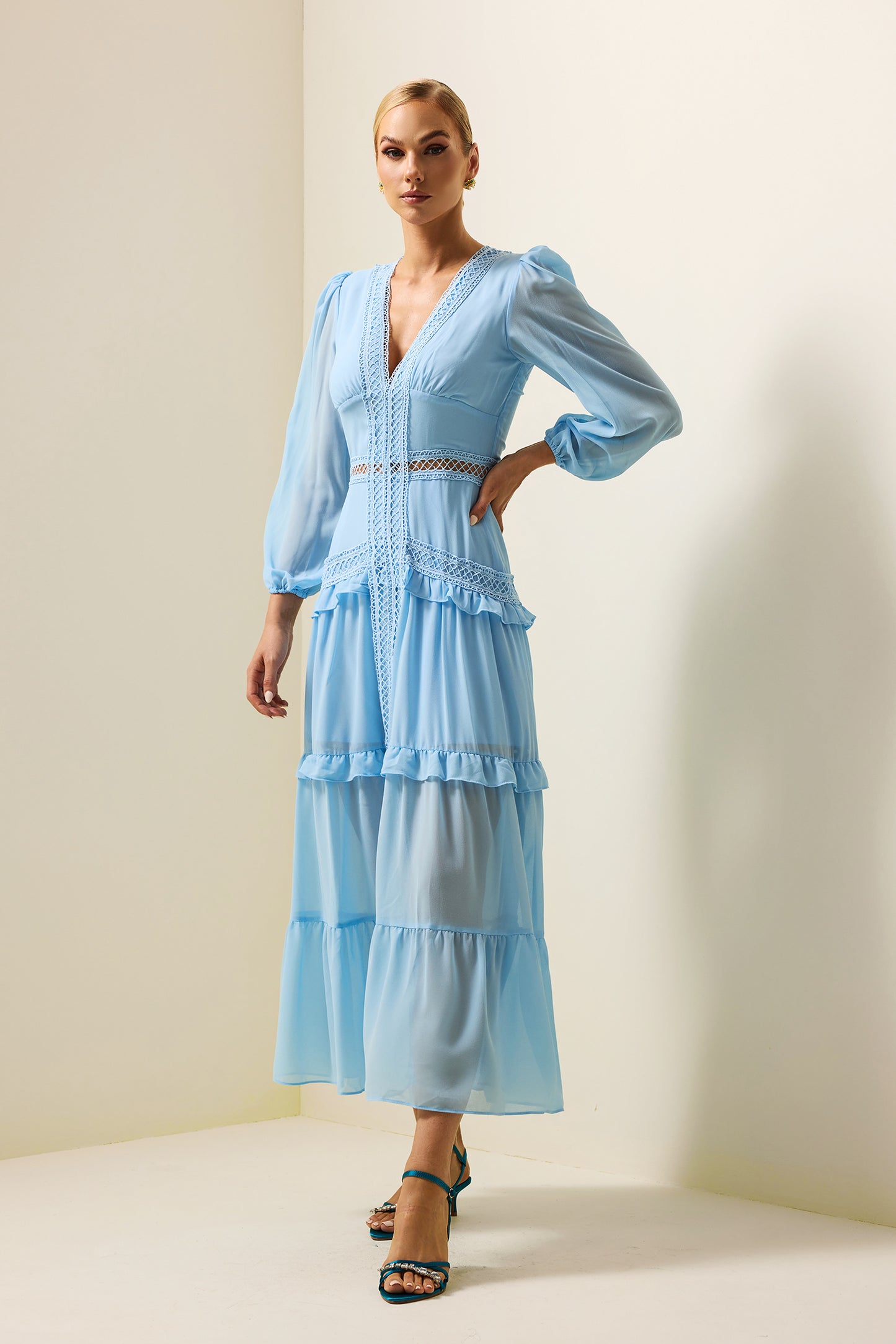 Vestido midi de encaje liso con escote en V y volantes en azul 