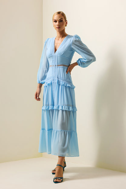 Vestido midi de encaje liso con escote en V y volantes en azul 