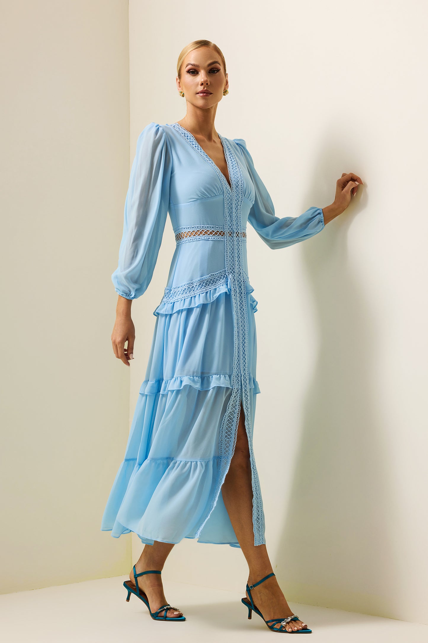 Vestido midi de encaje liso con escote en V y volantes en azul 