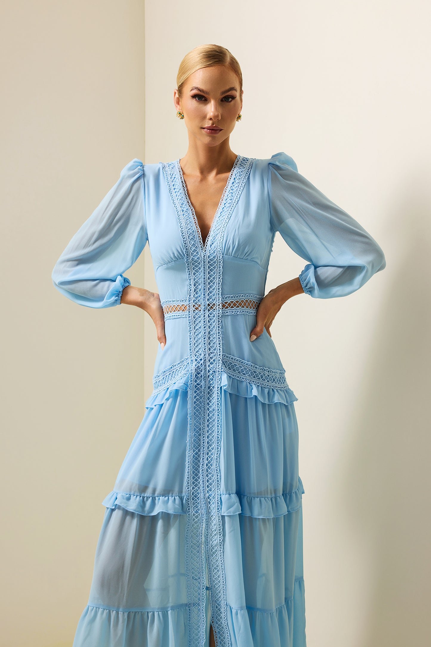 Vestido midi de encaje liso con escote en V y volantes en azul 