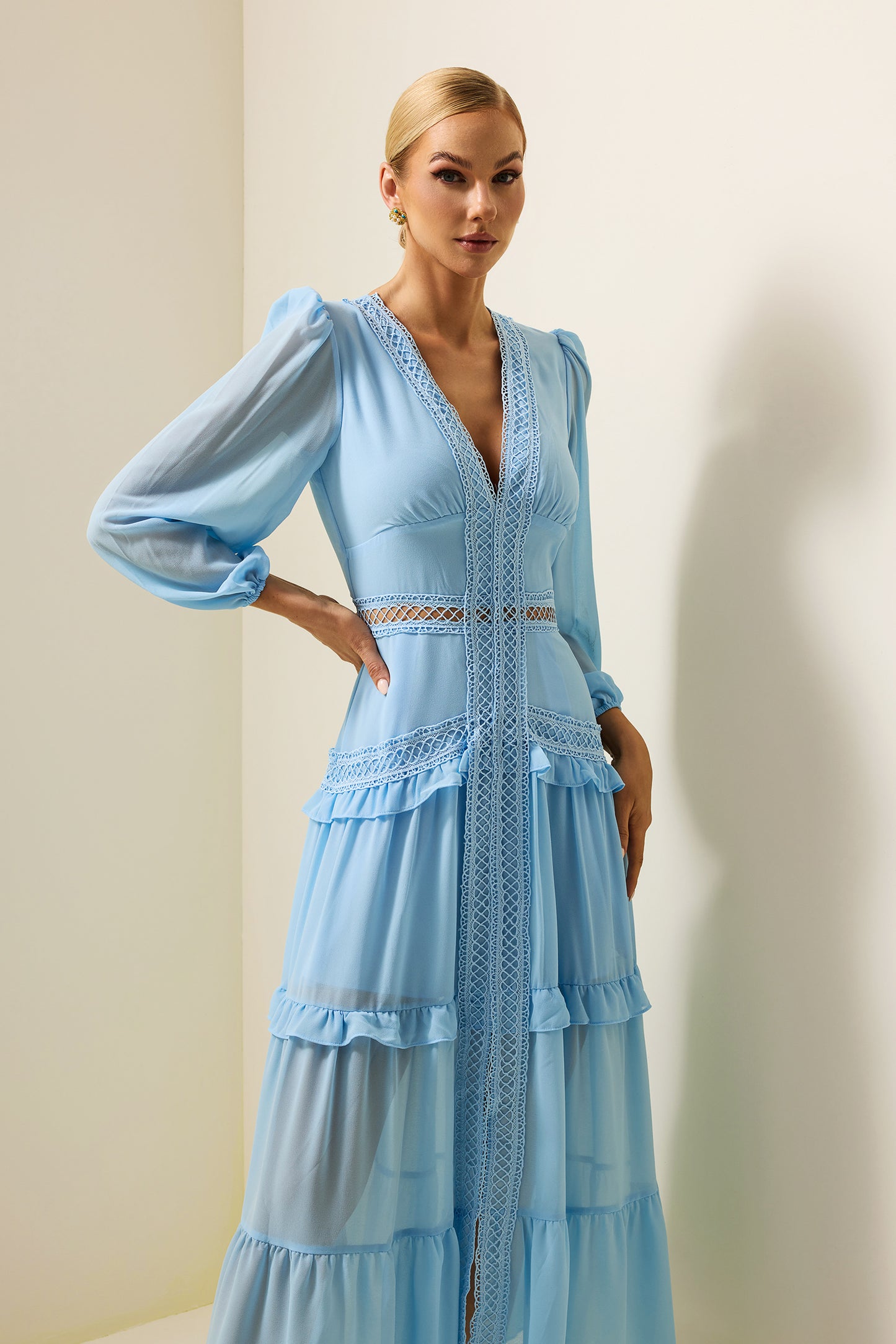 Vestido midi de encaje liso con escote en V y volantes en azul 