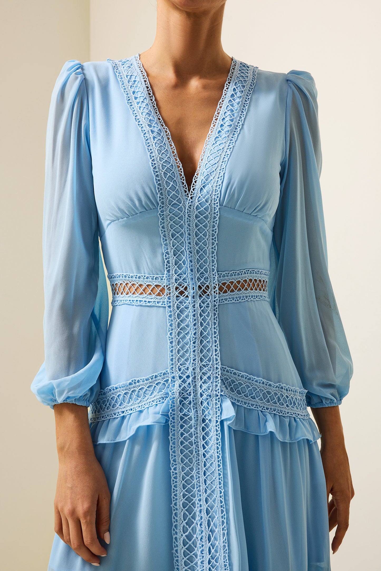 Vestido midi de encaje liso con escote en V y volantes en azul 