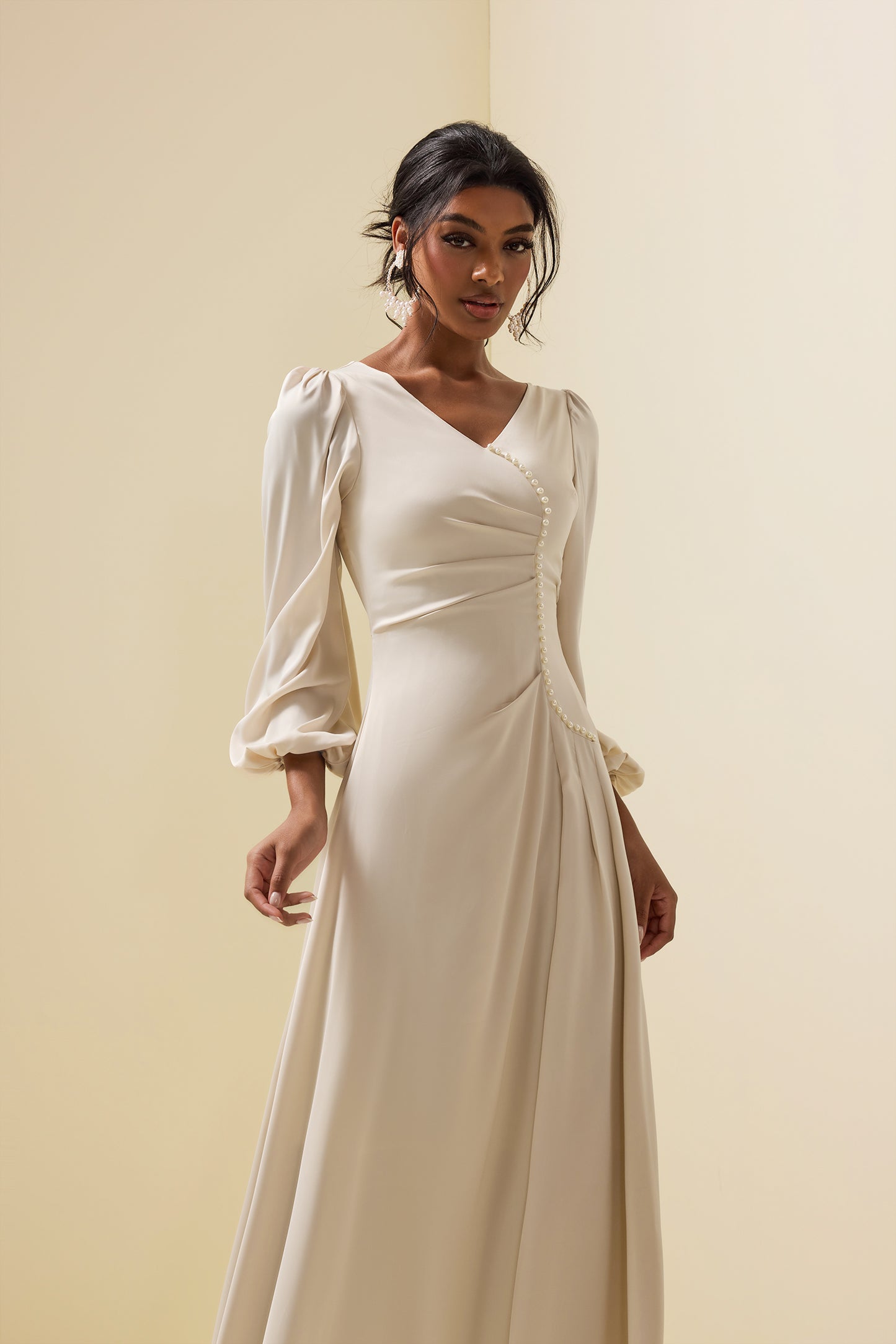 Vestido midi de manga larga con perlas sintéticas 