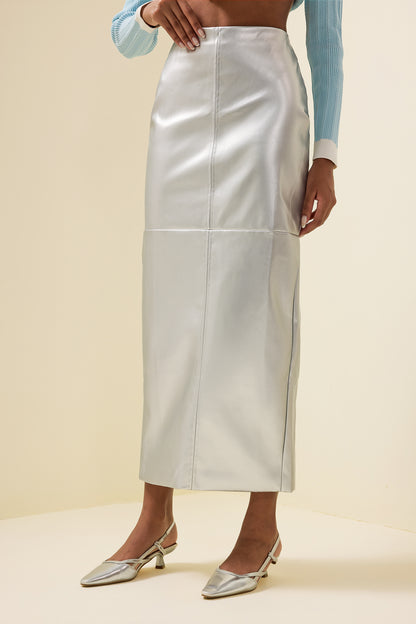 Falda midi de cuero con cintura alta y abertura 