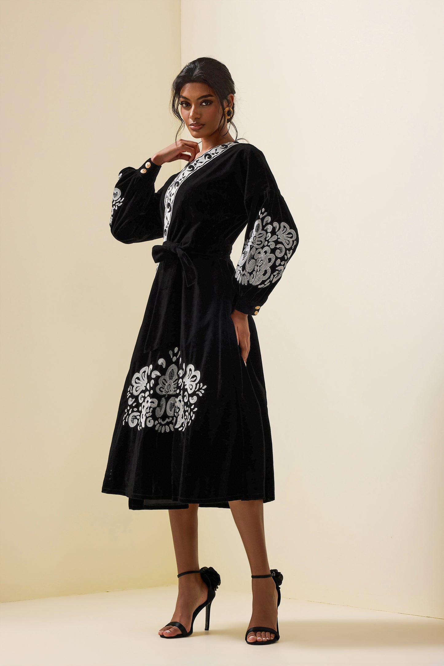 Vestido cruzado midi con botones metálicos y bordados de terciopelo 