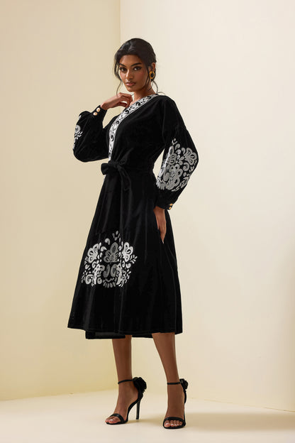 Vestido cruzado midi con botones metálicos y bordados de terciopelo 