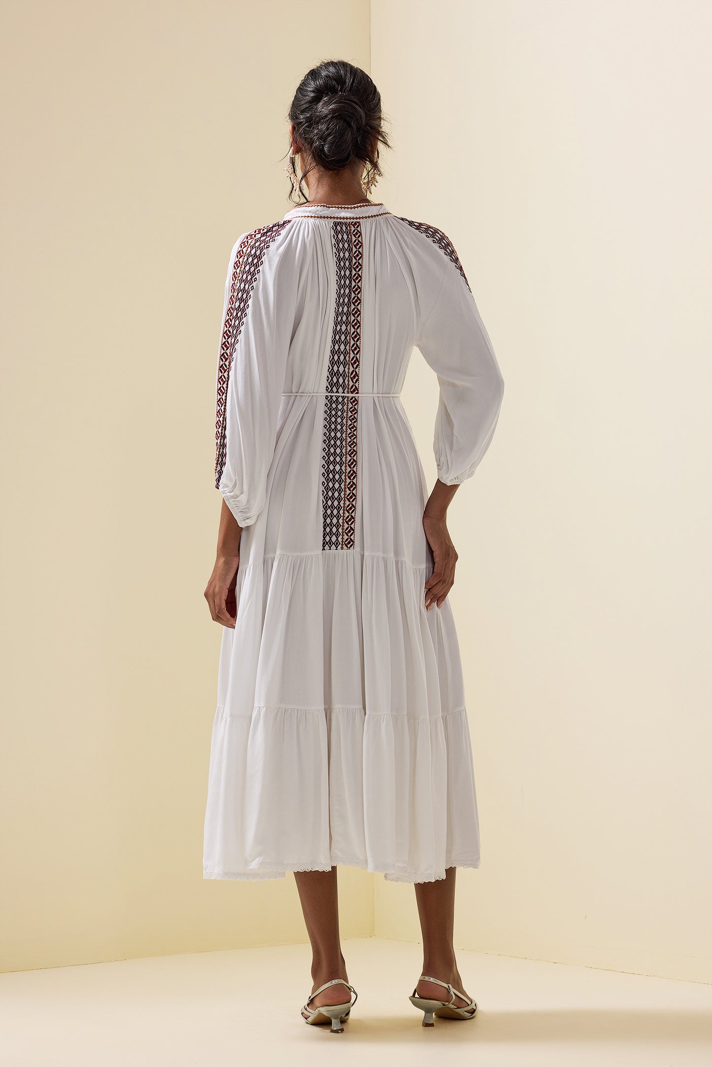 Vestido midi bordado con estampado paisley y cinturón 