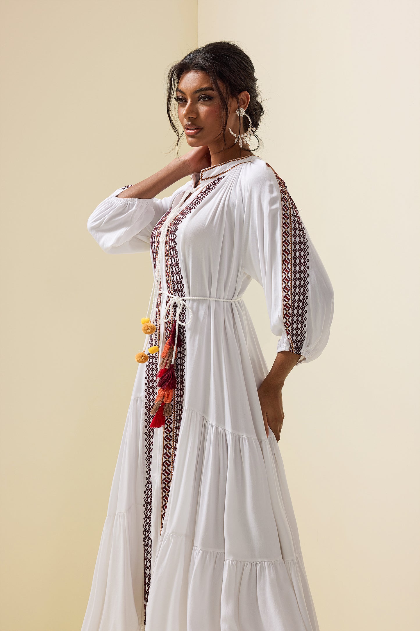 Vestido midi bordado con estampado paisley y cinturón 