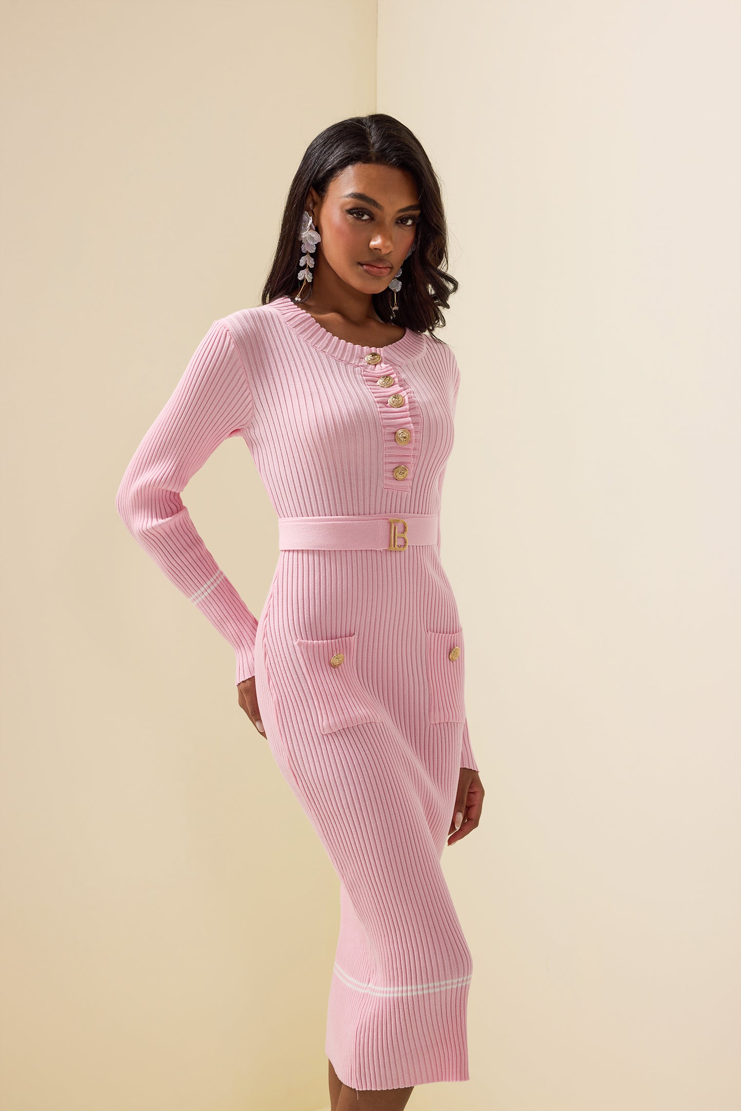 Vestido midi de manga larga de jersey con botones metálicos en rosa 