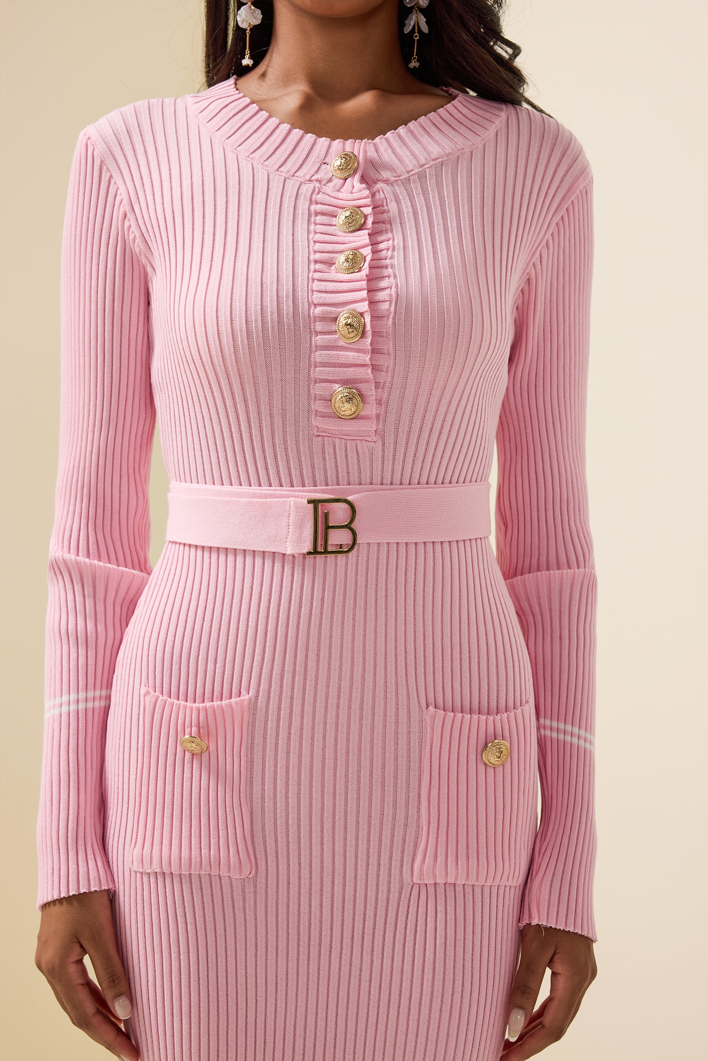 Vestido midi de manga larga de jersey con botones metálicos en rosa 