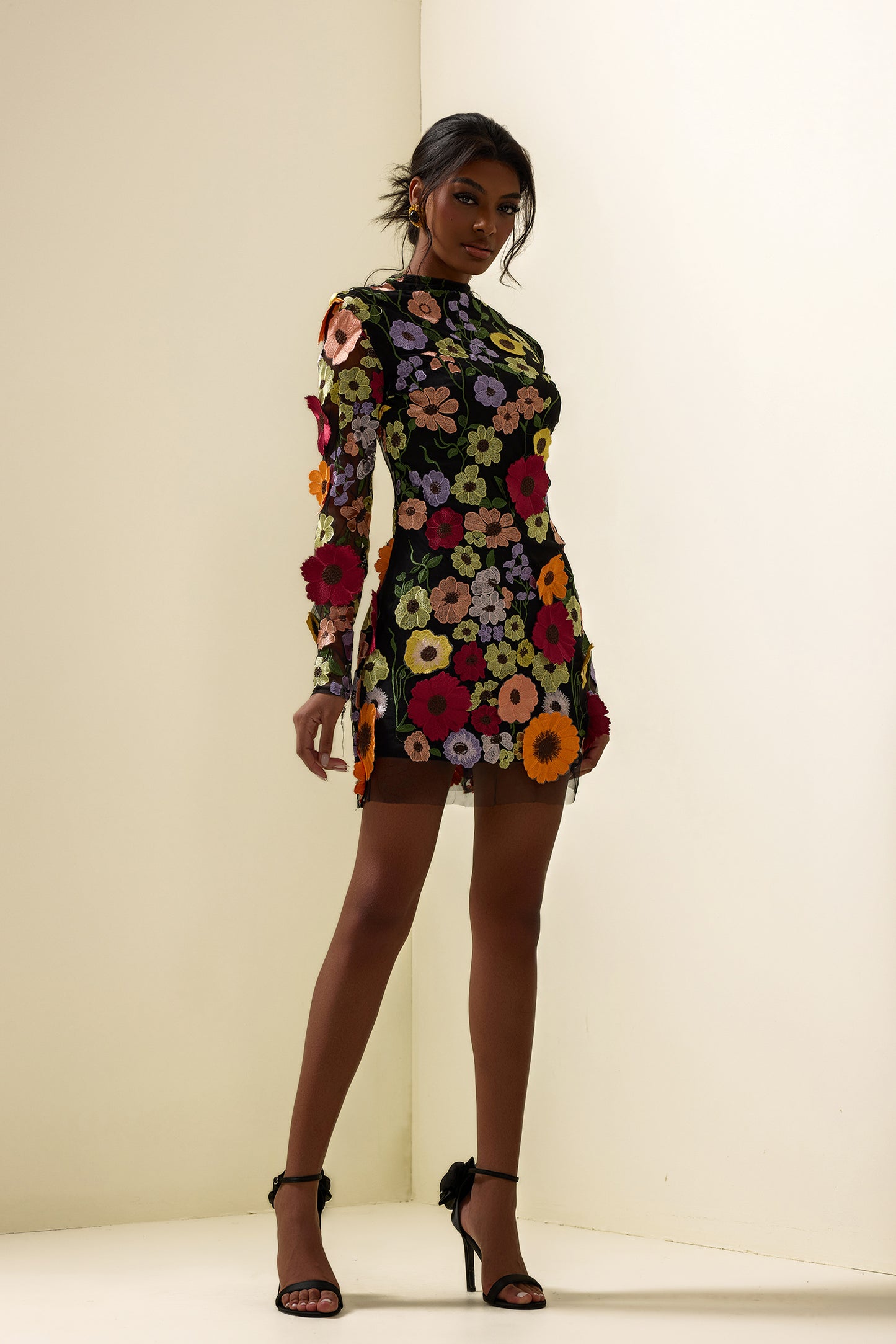 Minivestido de manga larga con bordado floral 