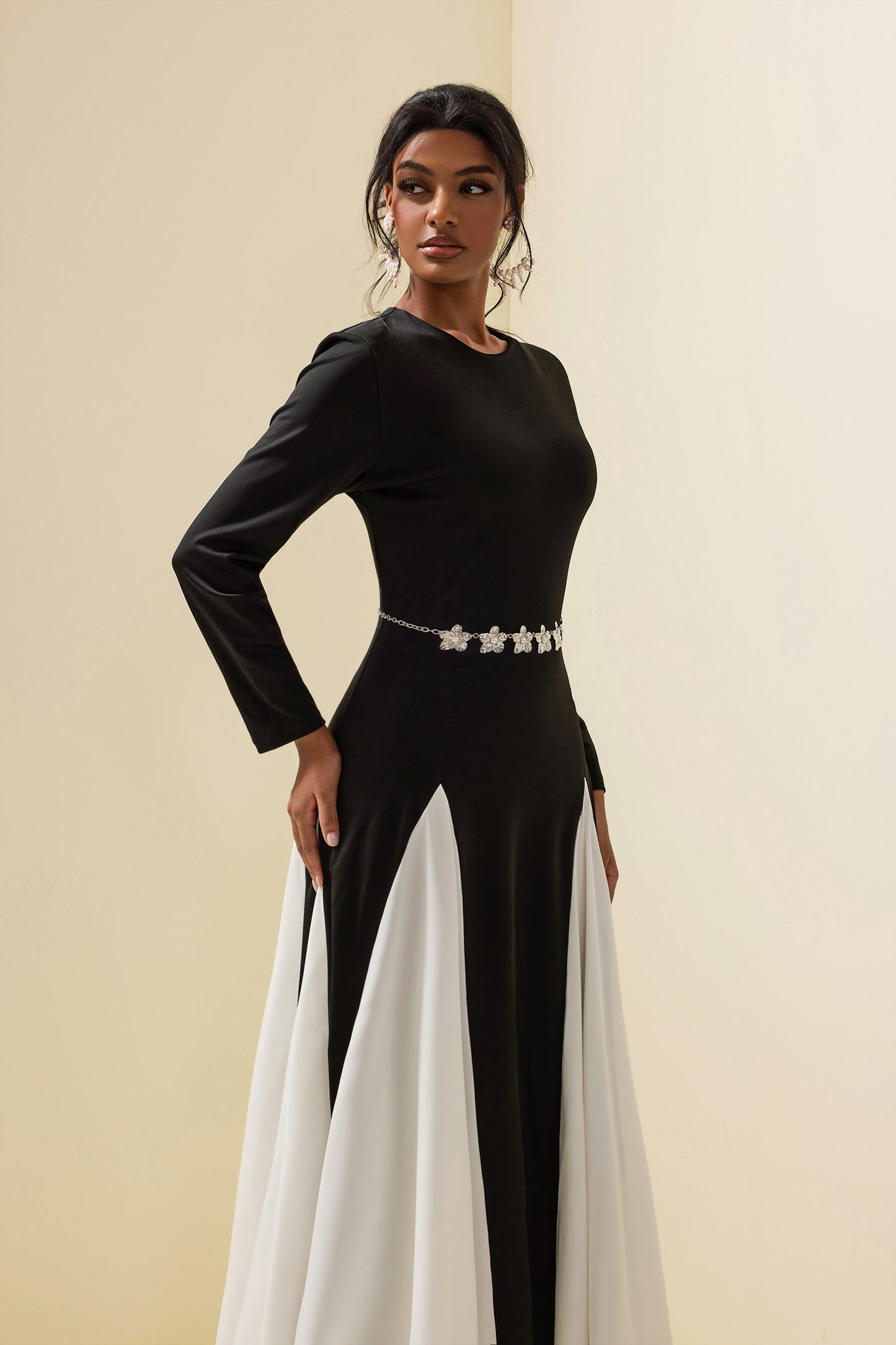 Cadena de cintura con flores de metal y perlas sintéticas 