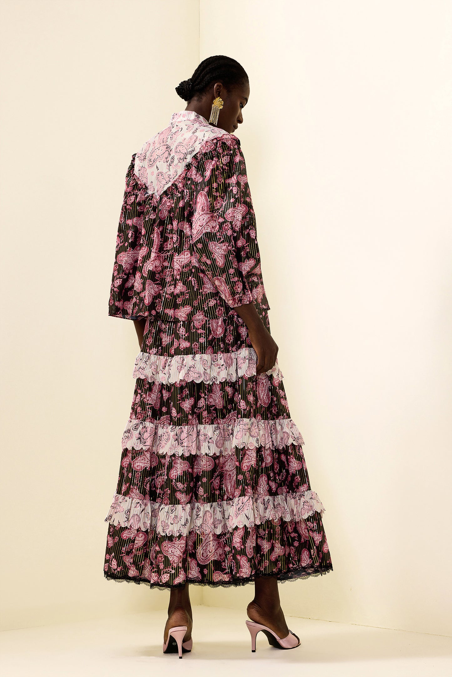 Vestido midi con estampado paisley y lámina dorada 