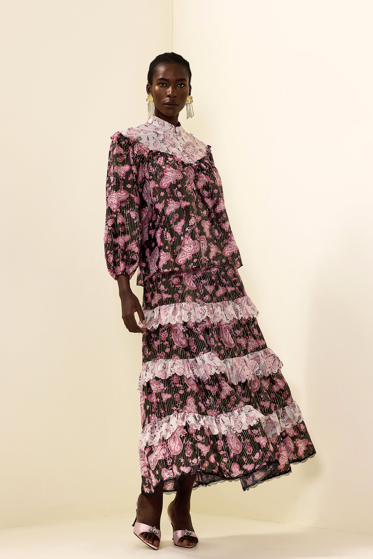 Vestido midi con estampado paisley y lámina dorada 