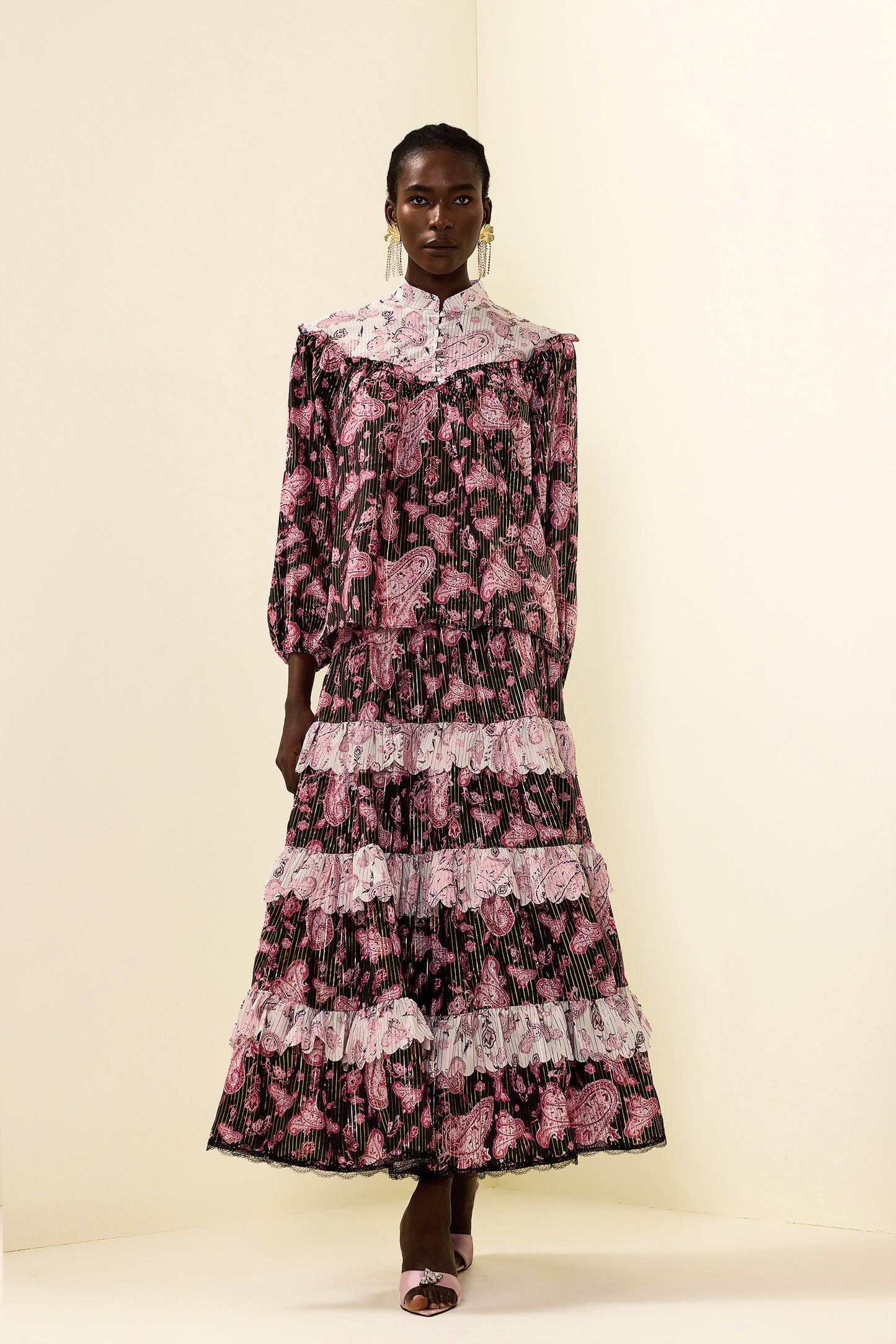 Vestido midi con estampado paisley y lámina dorada 