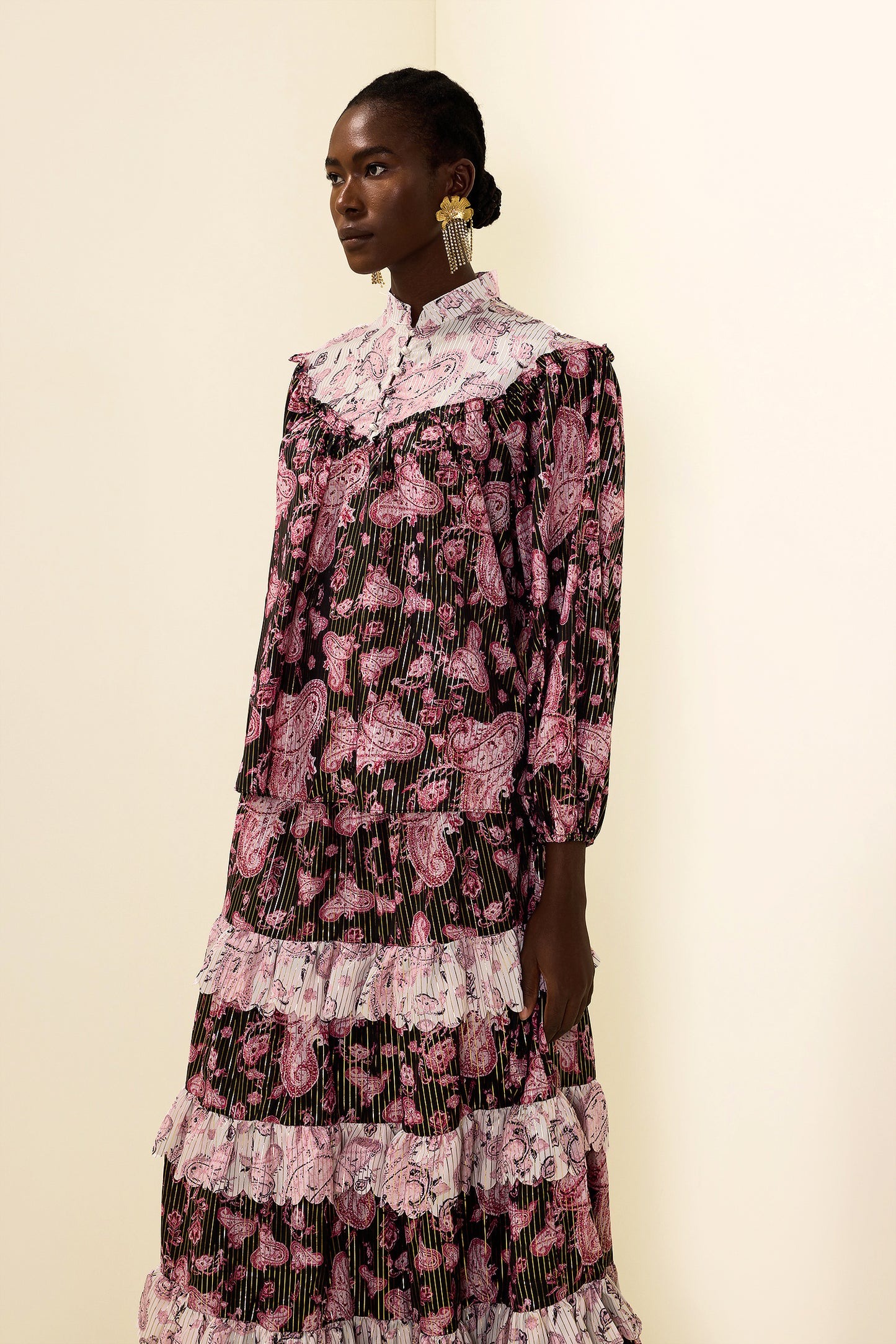 Vestido midi con estampado paisley y lámina dorada 