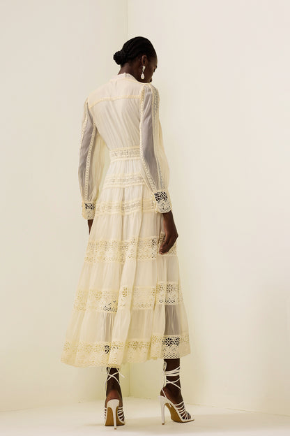 Vestido midi con mangas farol y bordado de encaje 