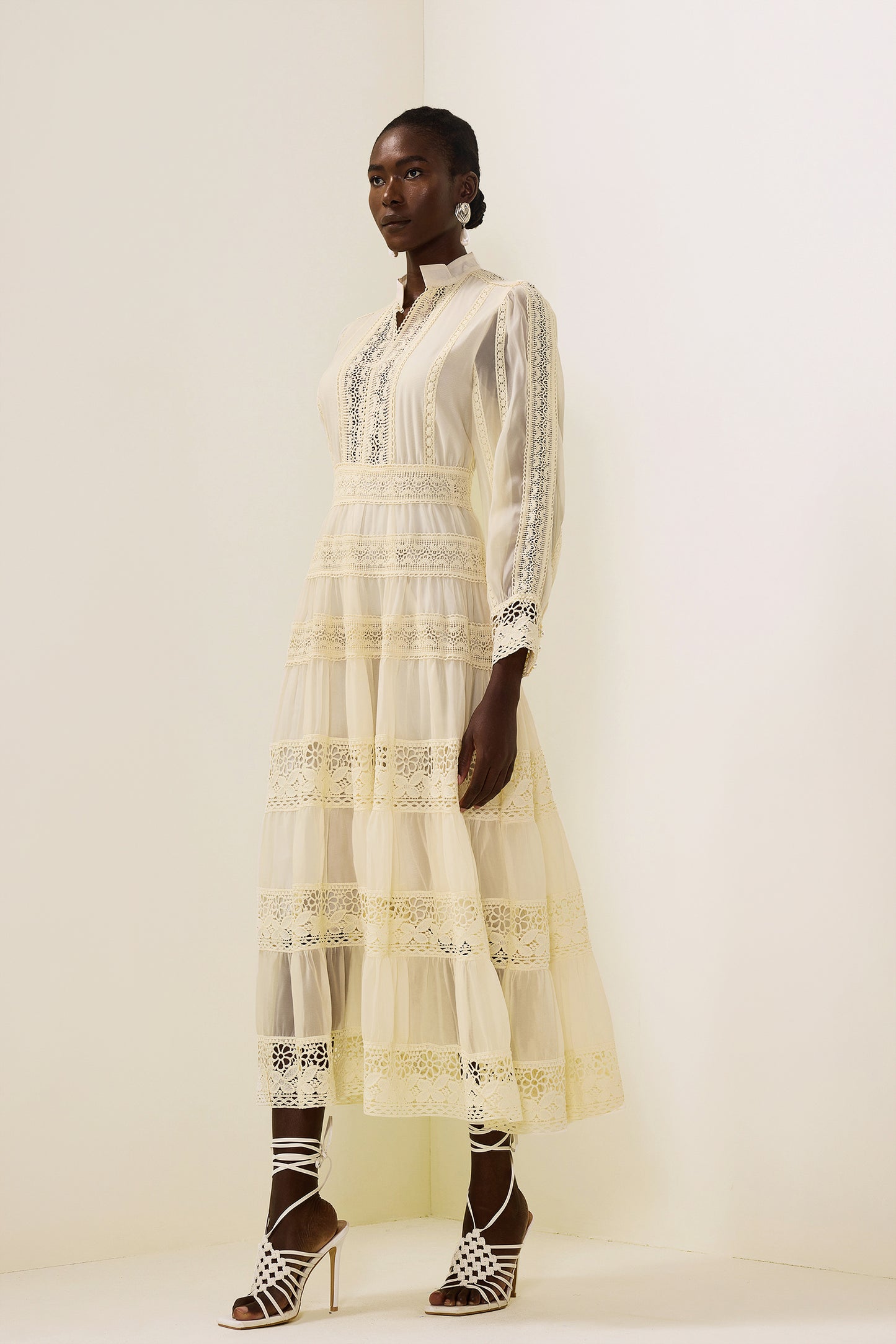 Vestido midi con mangas farol y bordado de encaje 