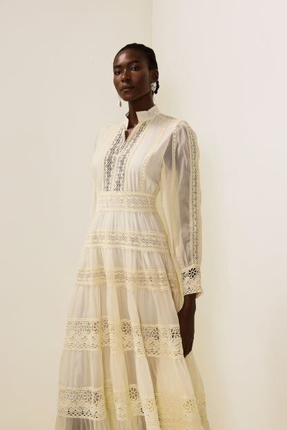 Vestido midi con mangas farol y bordado de encaje 