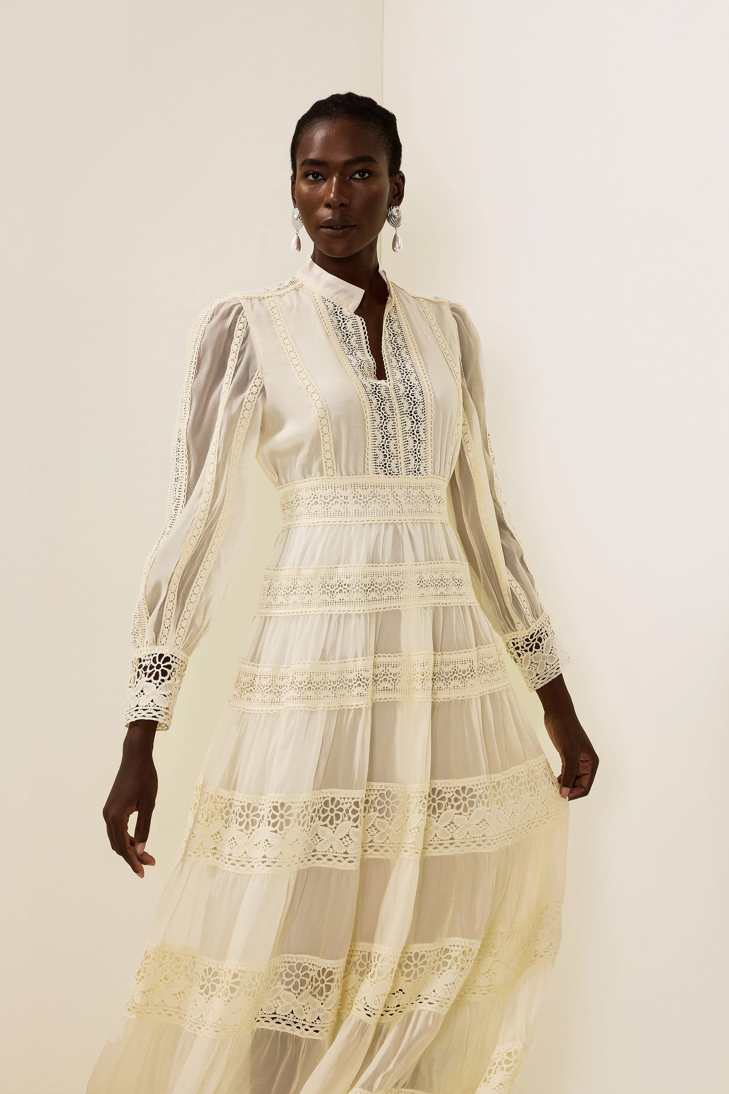 Vestido midi con mangas farol y bordado de encaje 