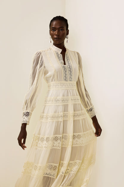 Vestido midi con mangas farol y bordado de encaje 