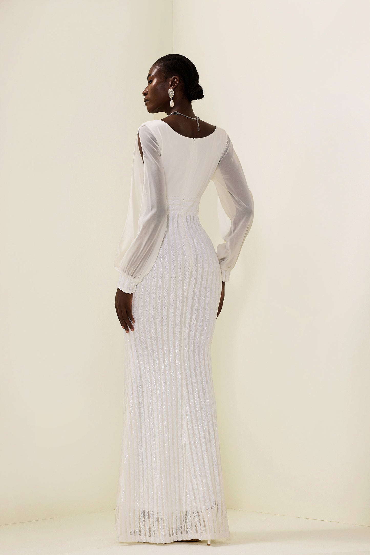 Vestido largo liso con lentejuelas y aberturas 