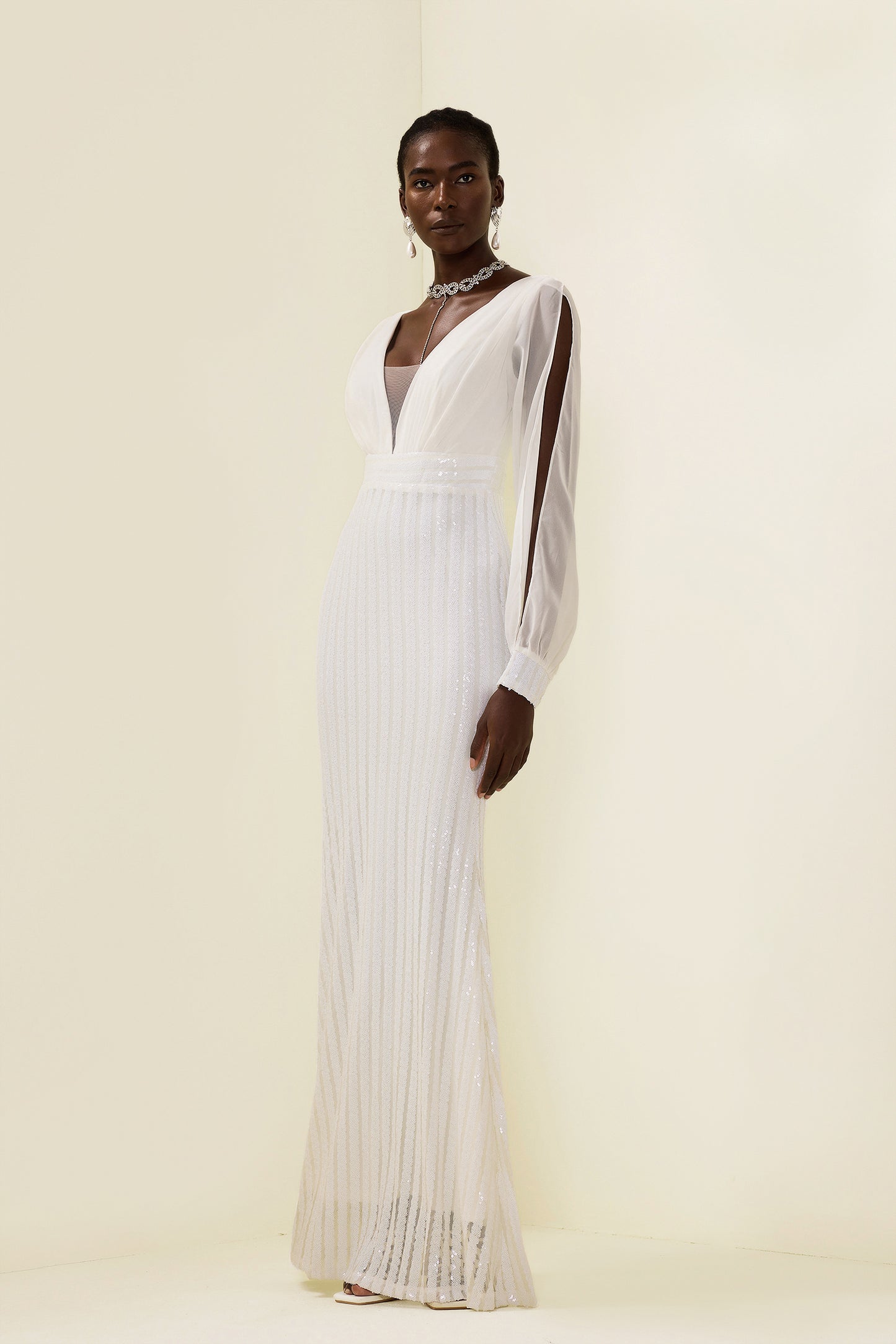 Vestido largo liso con lentejuelas y aberturas 