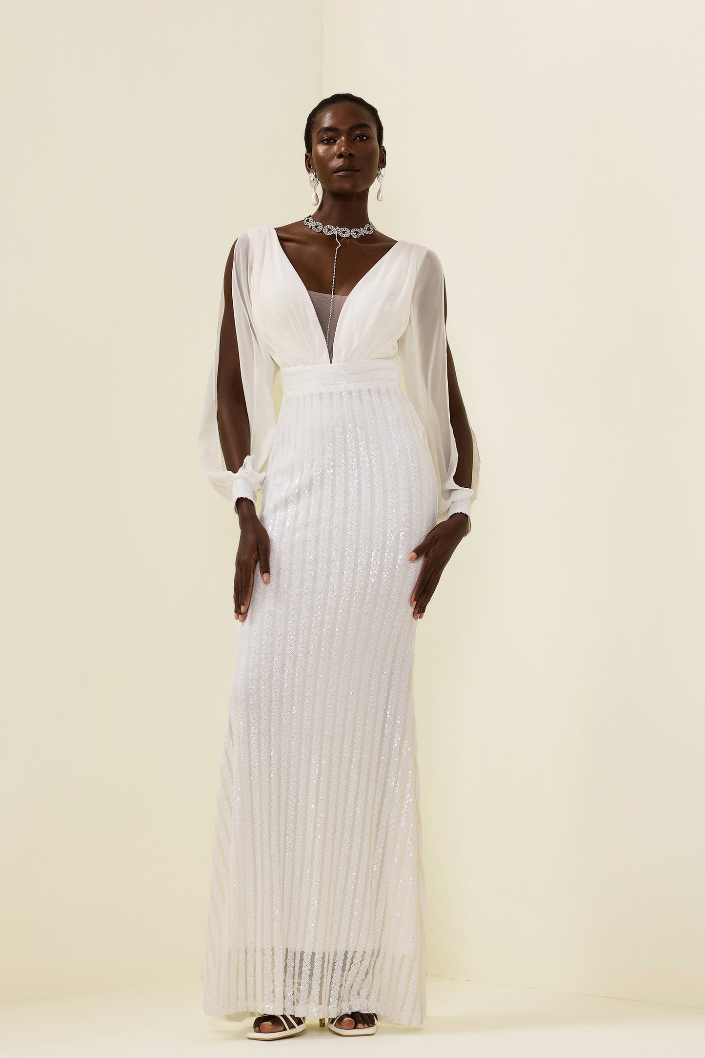 Vestido largo liso con lentejuelas y aberturas 