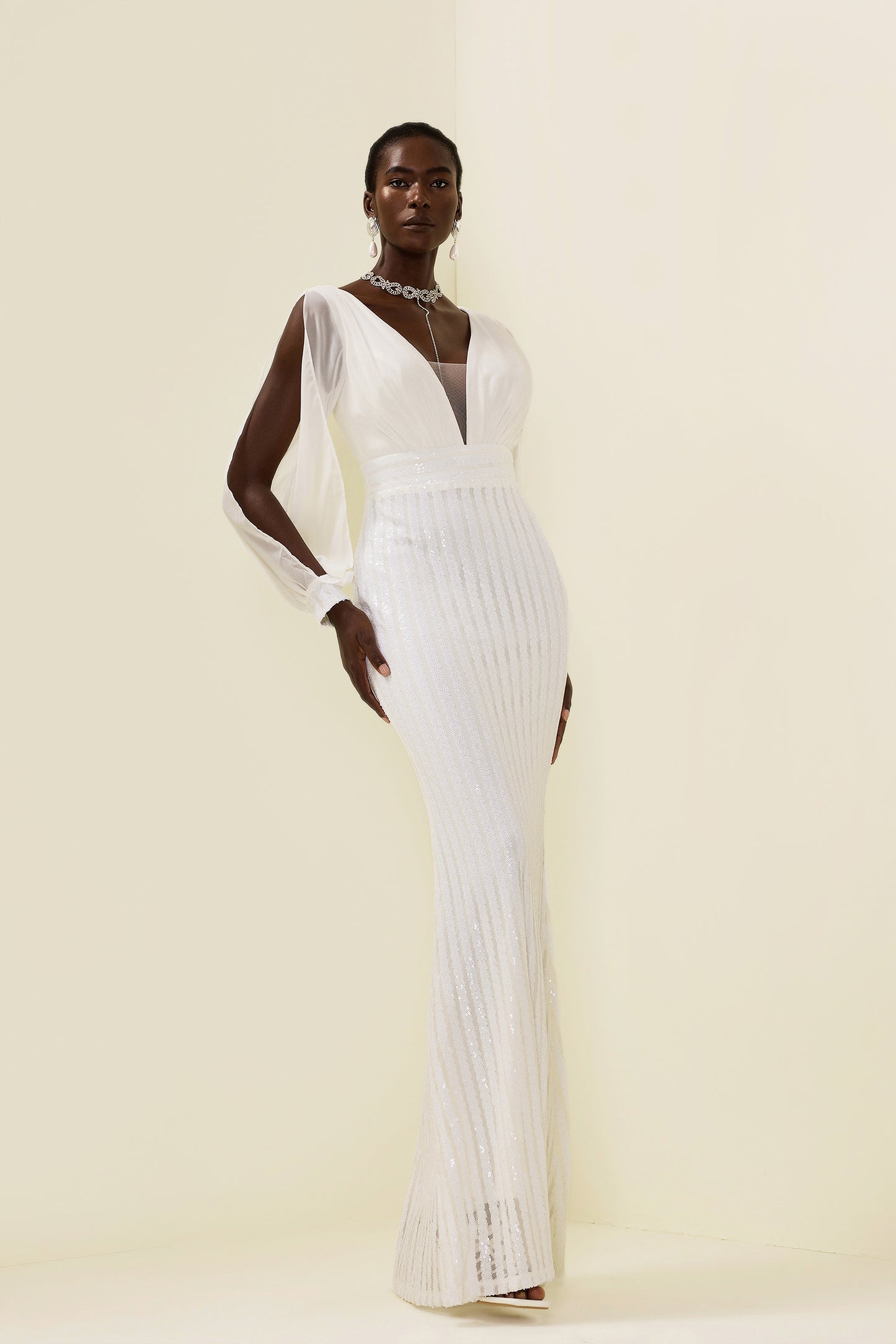 Vestido largo liso con lentejuelas y aberturas 