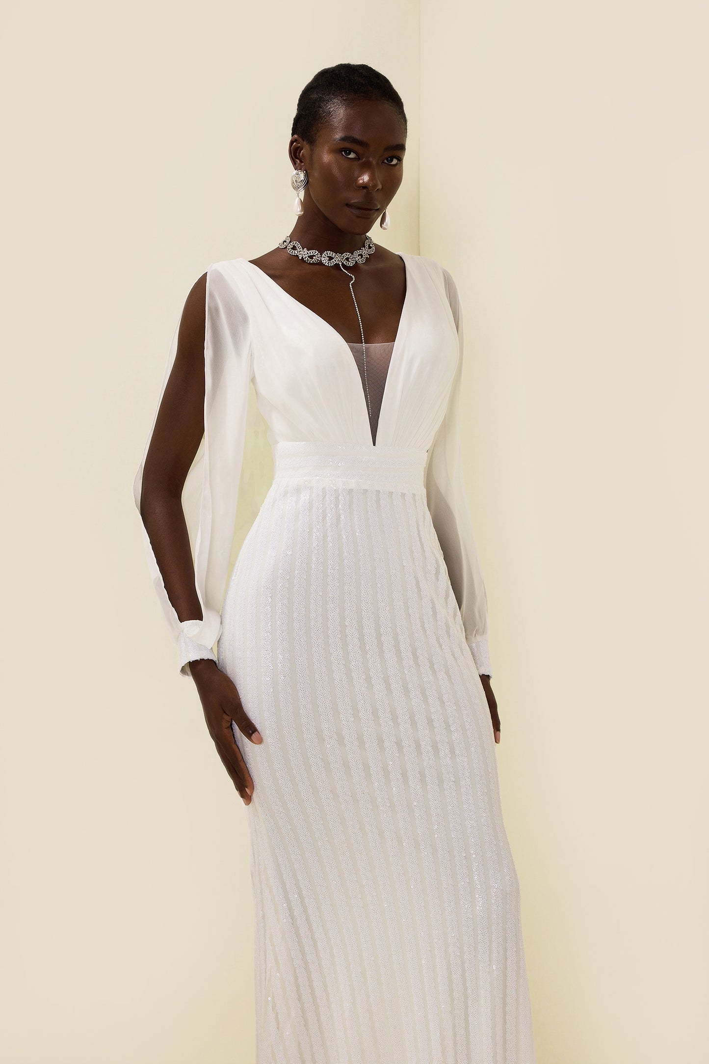 Vestido largo liso con lentejuelas y aberturas 