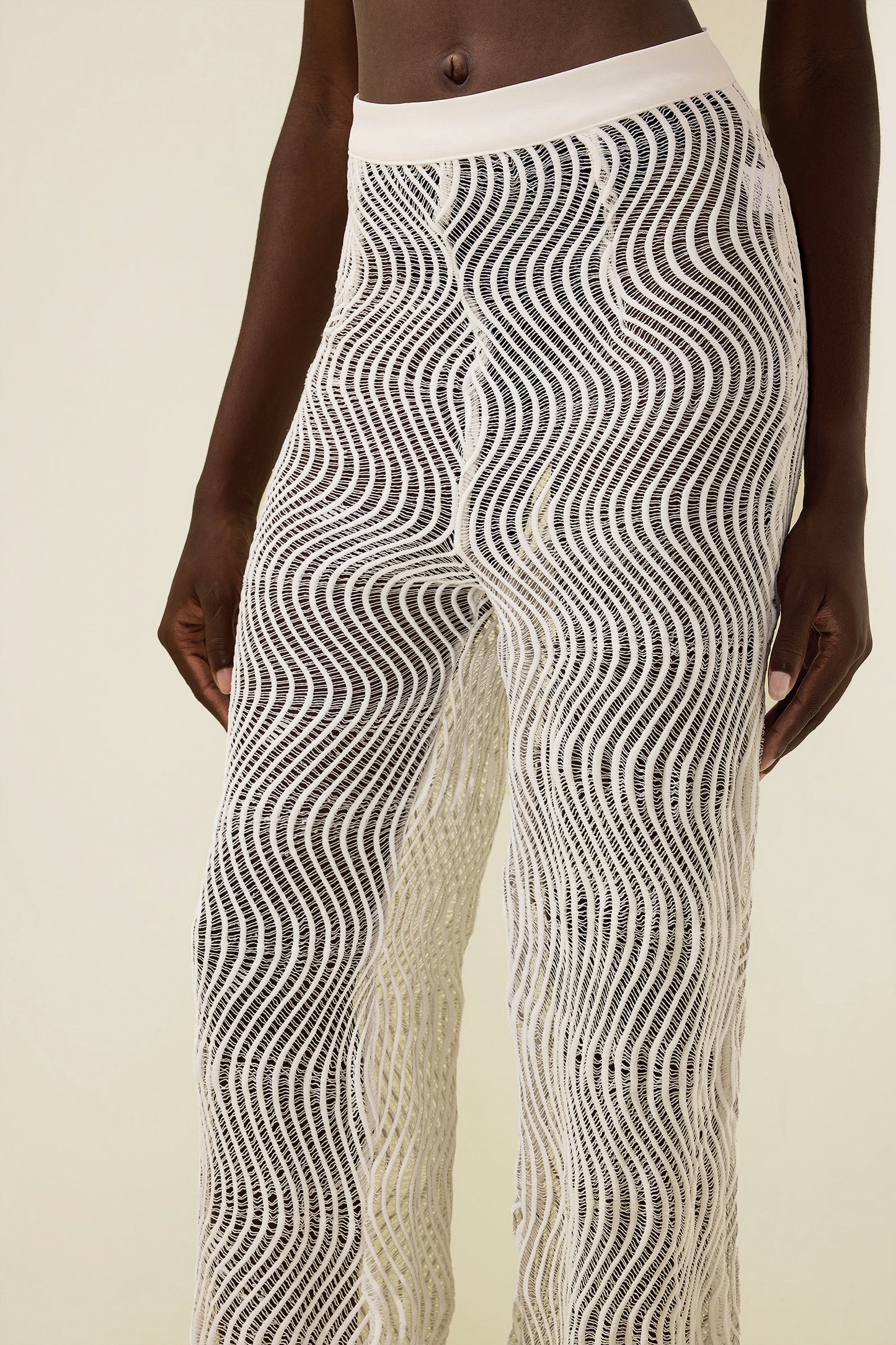 Pantalones de cintura media con jacquard de líneas onduladas 