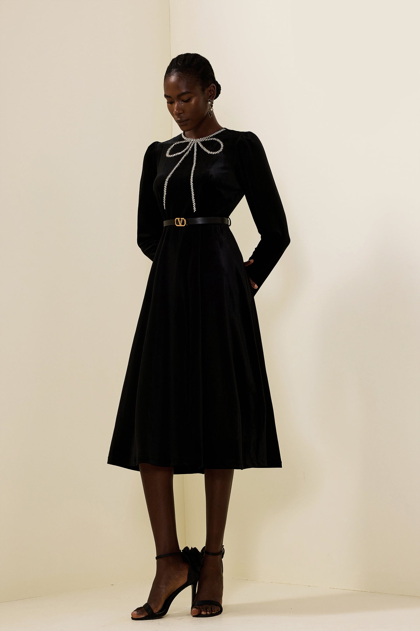 Vestido midi de terciopelo con lazo de diamantes de imitación 