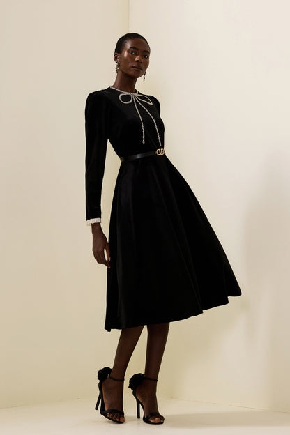 Vestido midi de terciopelo con lazo de diamantes de imitación 