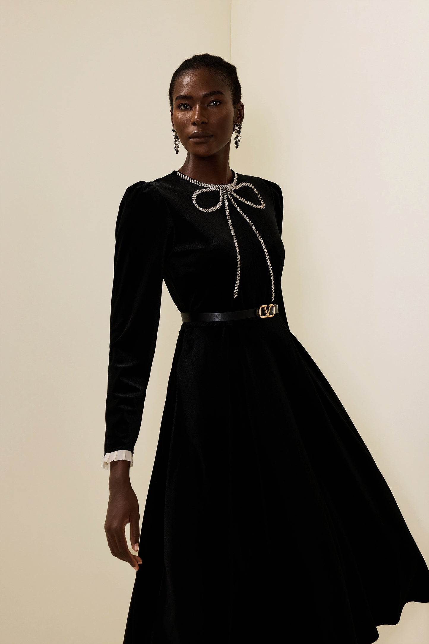 Vestido midi de terciopelo con lazo de diamantes de imitación 