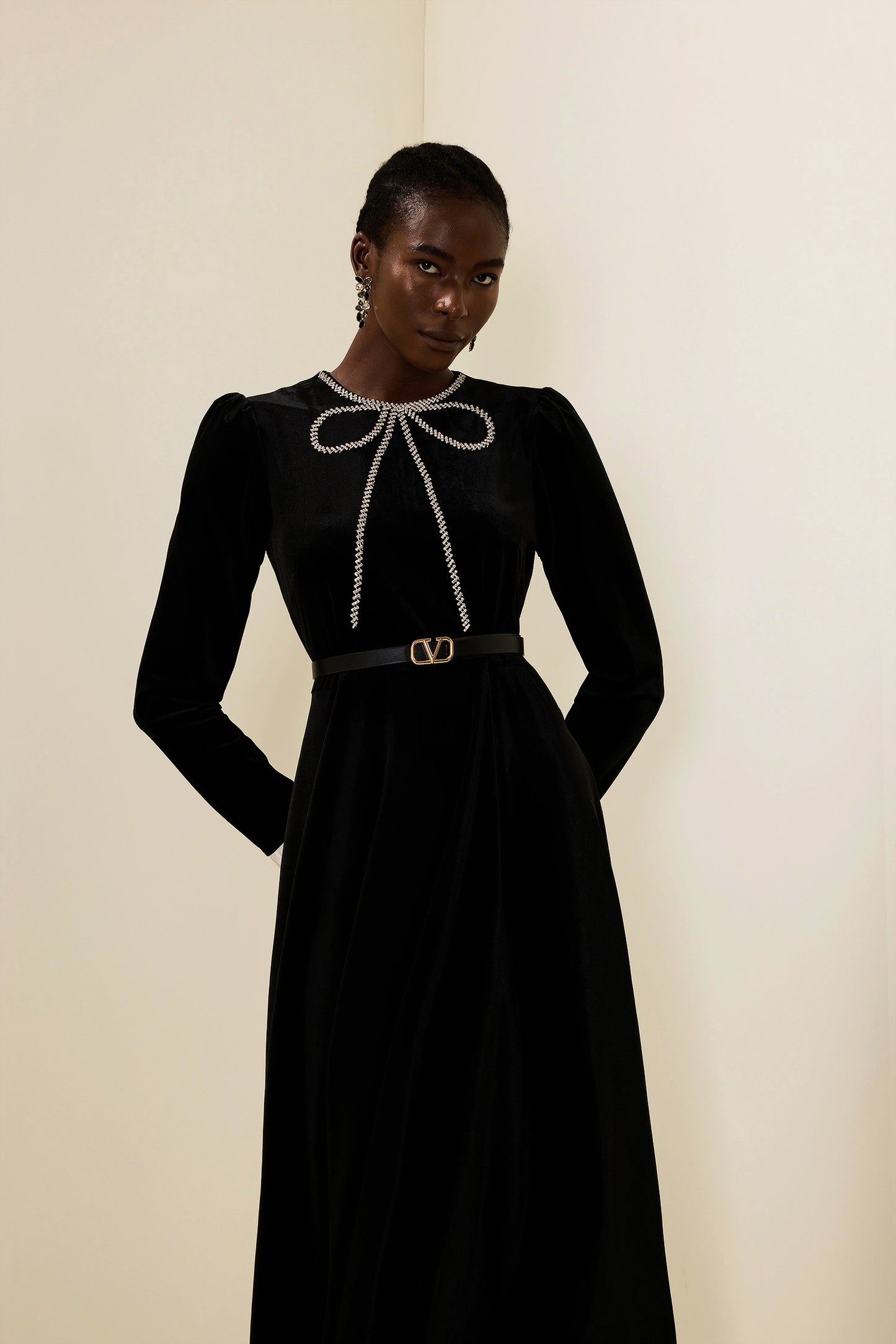 Vestido midi de terciopelo con lazo de diamantes de imitación 