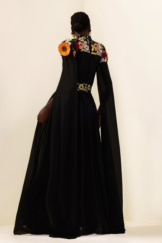 Vestido largo con mangas estilo capa y bordado floral 