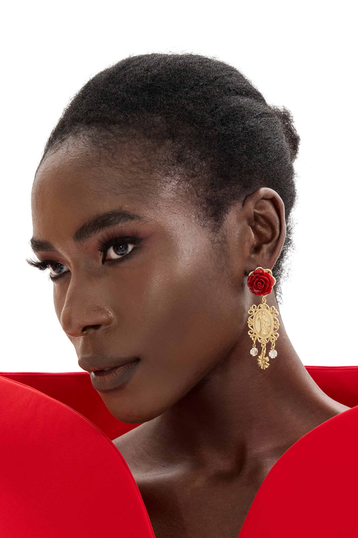 Pendientes colgantes con forma de rosa y camafeo de diamantes falsos 