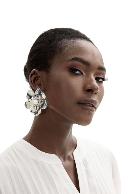 Pendientes de metal con perlas de imitación en forma de flor 