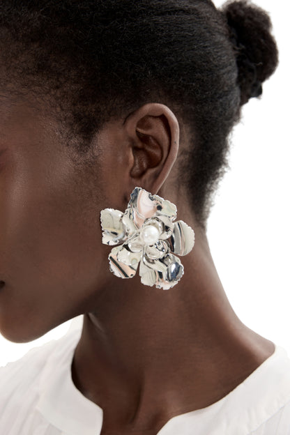 Pendientes de metal con perlas de imitación en forma de flor 