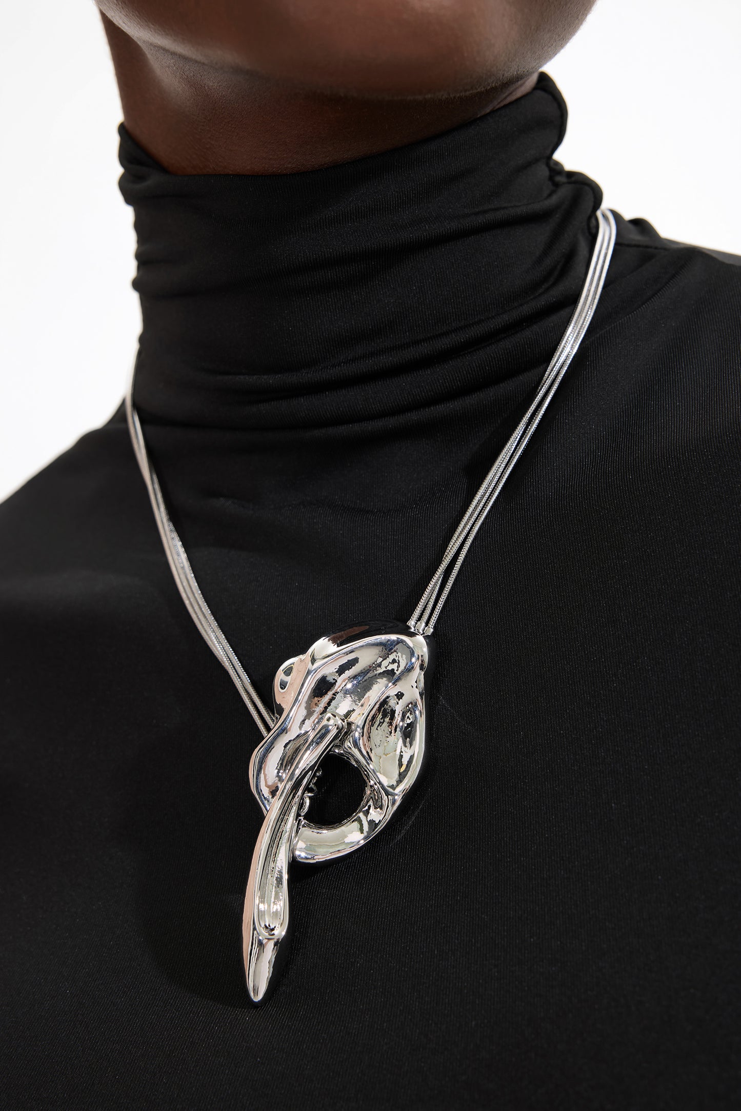 Collar de capas de metal y plata 