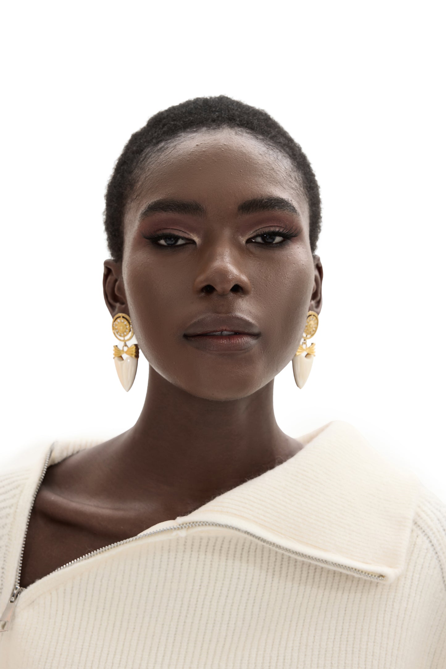 Pendientes colgantes con forma de corazón chapados en oro de 18 quilates 