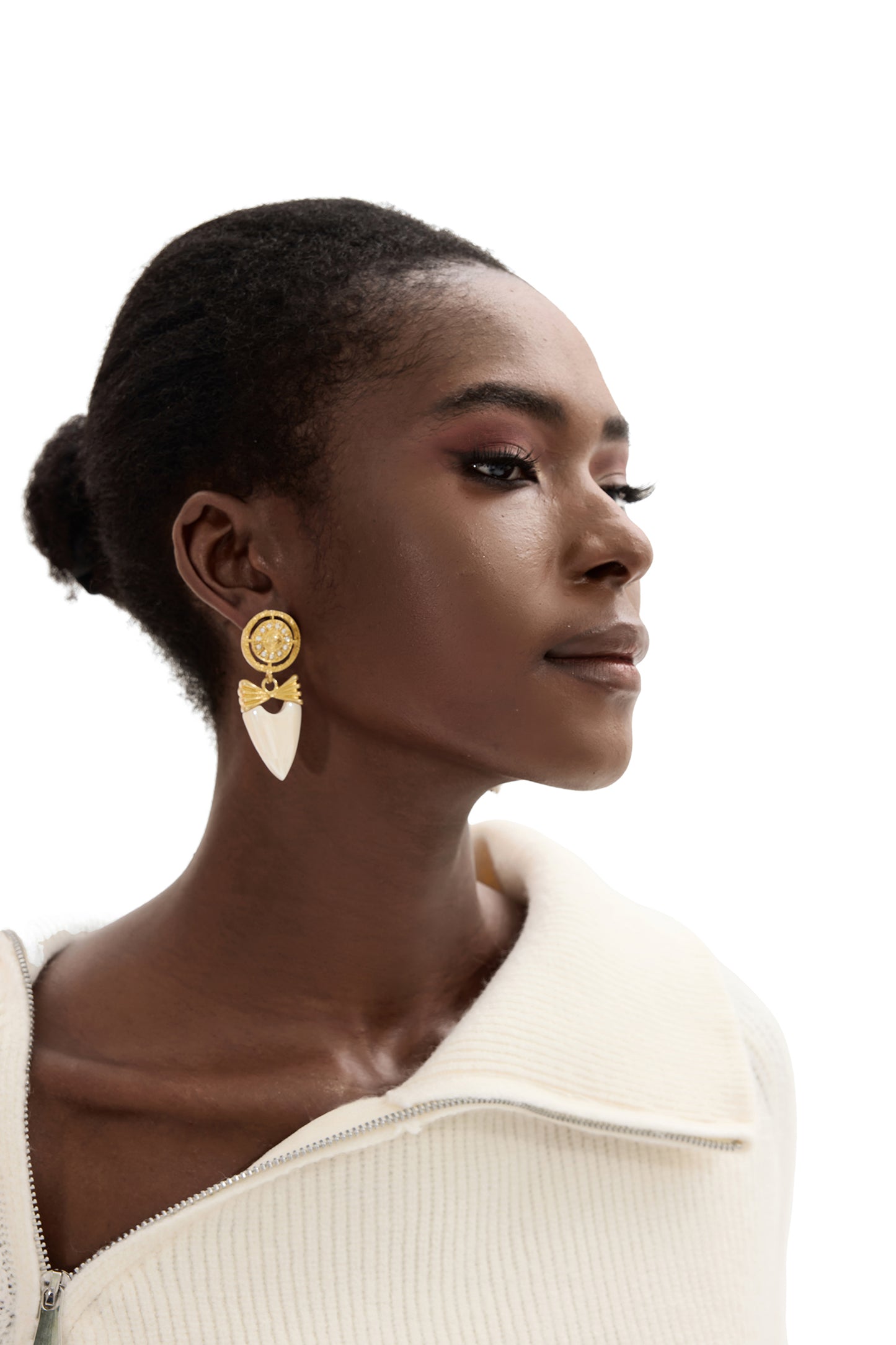 Pendientes colgantes con forma de corazón chapados en oro de 18 quilates 