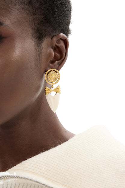 Pendientes colgantes con forma de corazón chapados en oro de 18 quilates 