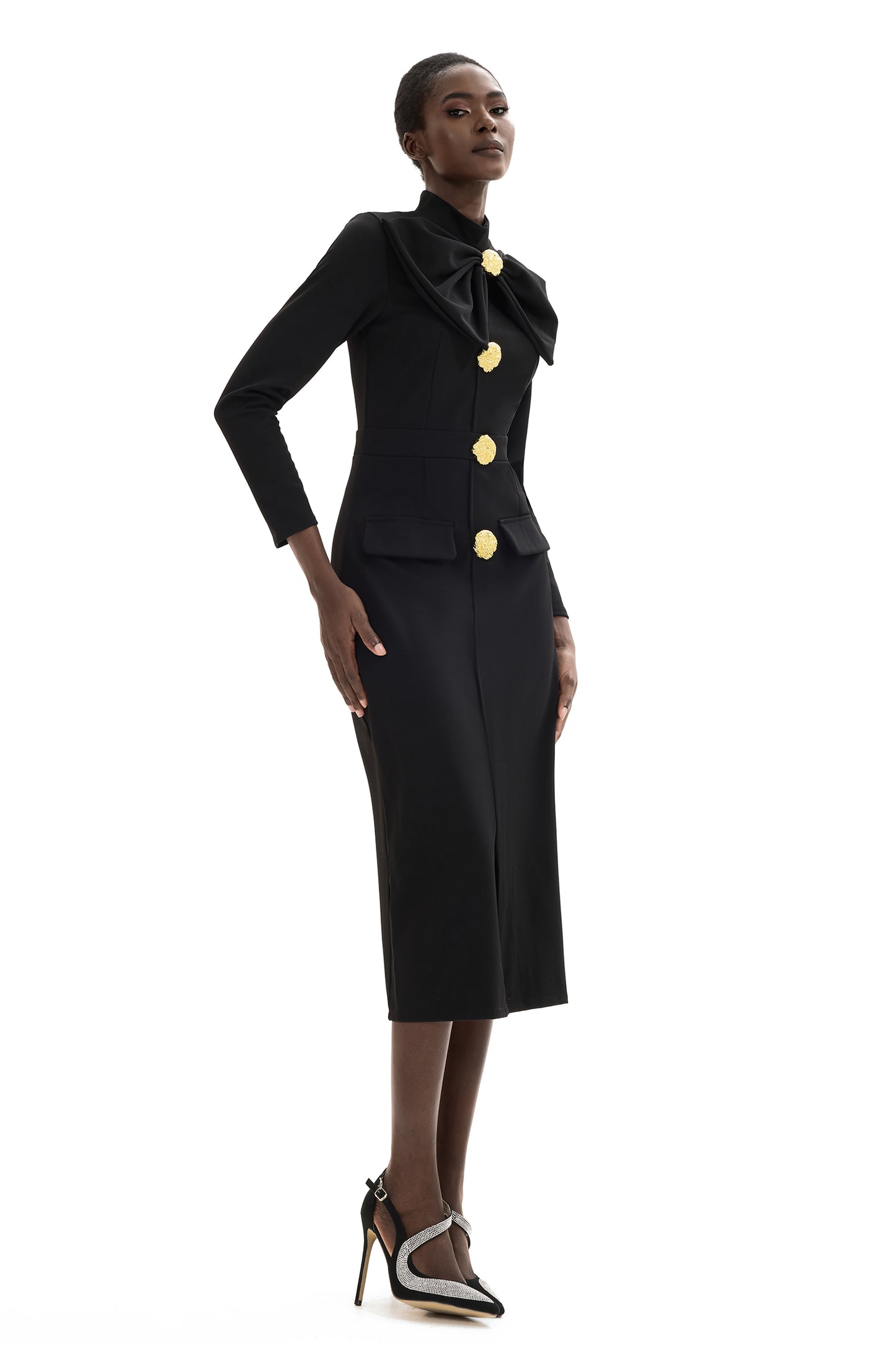 Vestido midi de manga larga con botones metálicos y lazo 