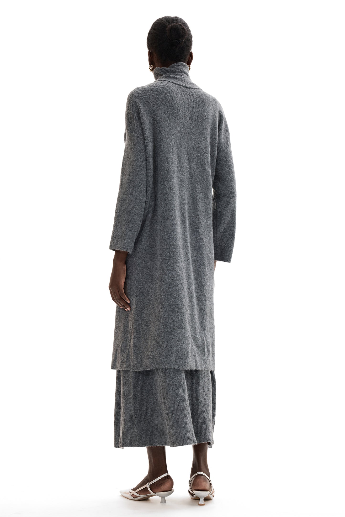 Conjunto de cárdigan de manga larga, top sin mangas de cuello alto y falda larga 