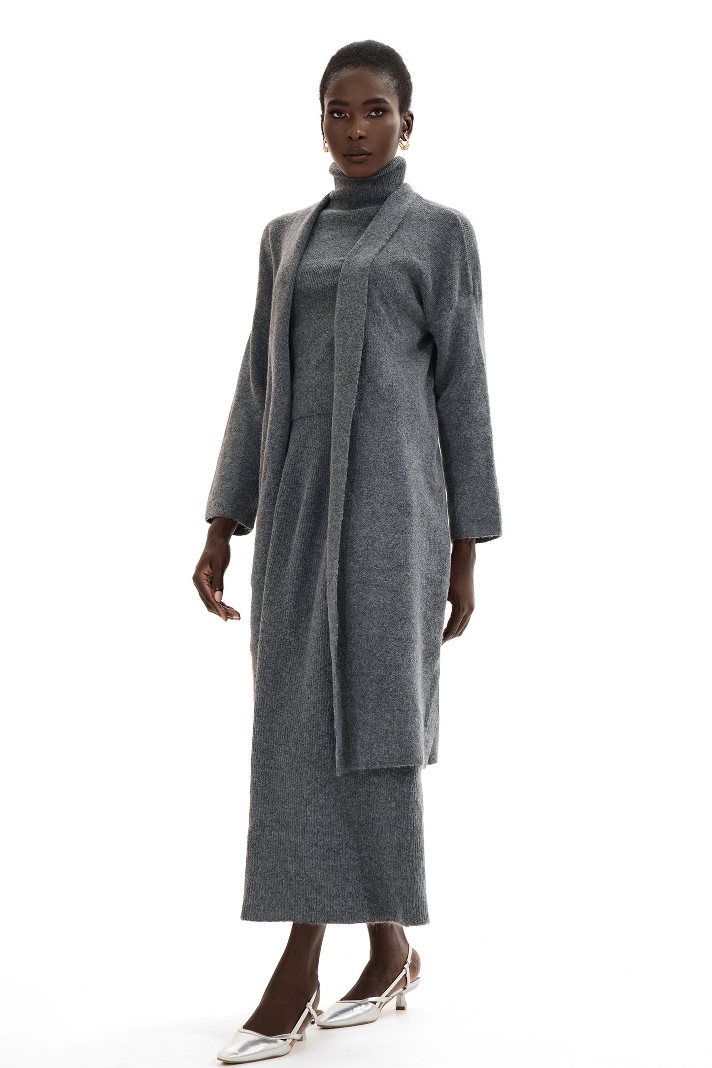 Conjunto de cárdigan de manga larga, top sin mangas de cuello alto y falda larga 