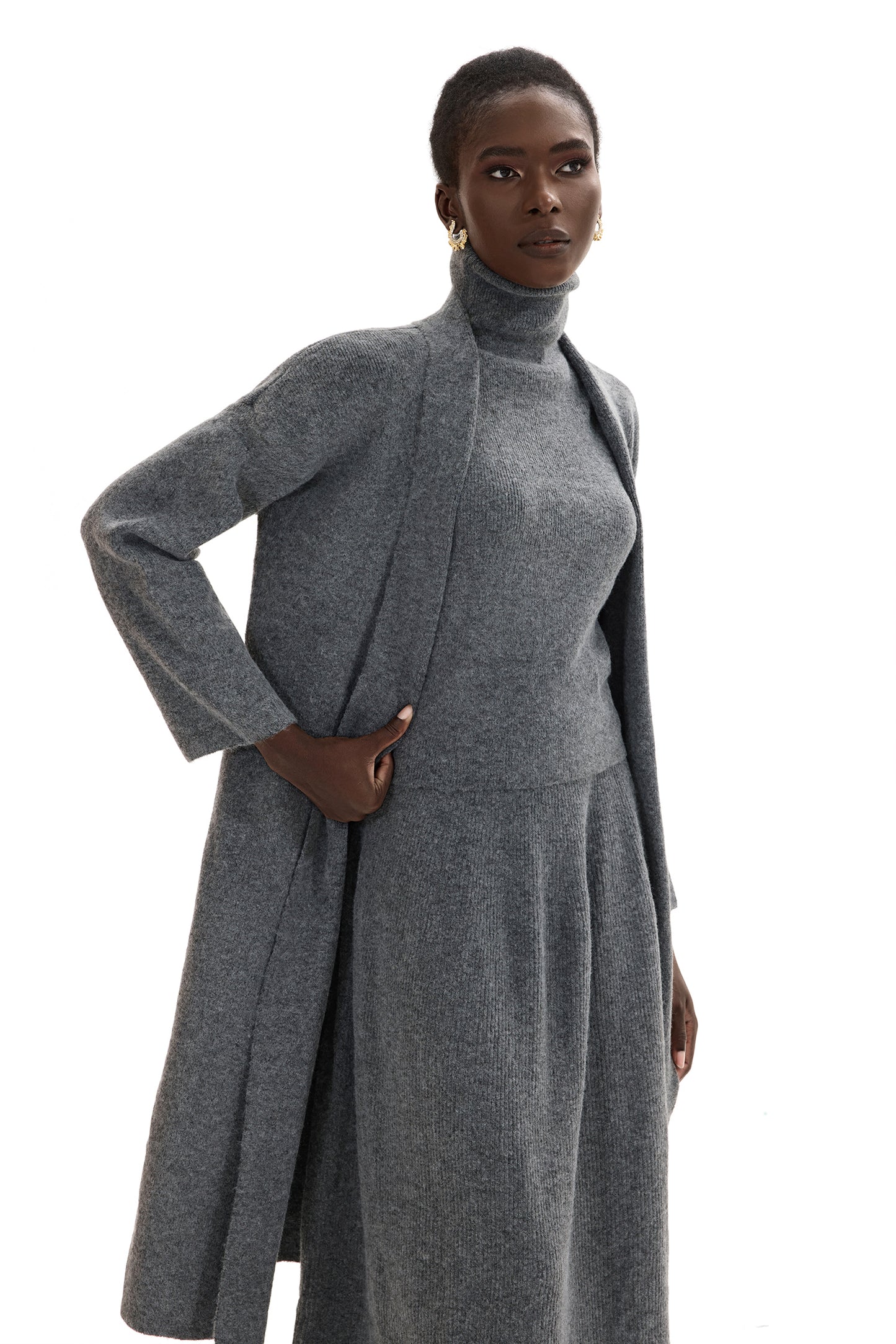 Conjunto de cárdigan de manga larga, top sin mangas de cuello alto y falda larga 