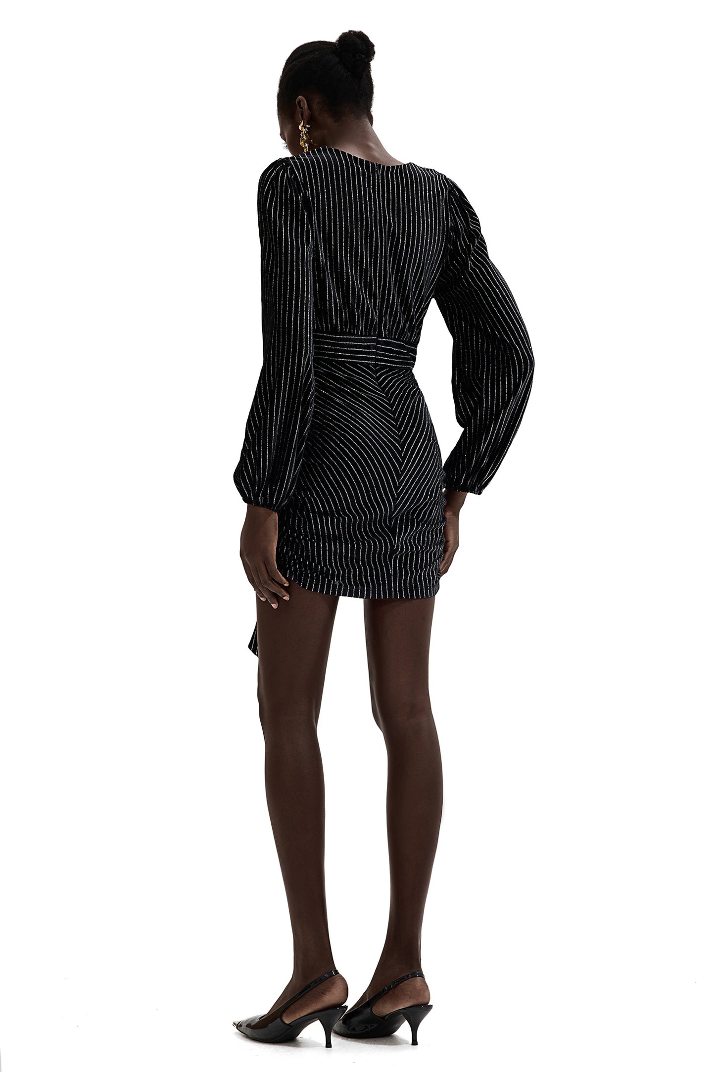 Minivestido de terciopelo con cuello en V y estampado de lámina plateada 