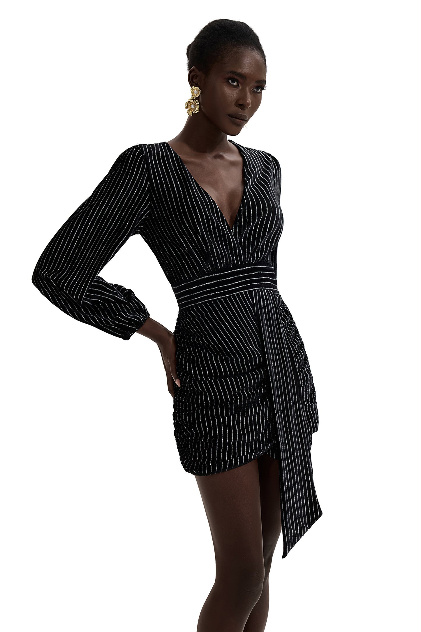 Minivestido de terciopelo con cuello en V y estampado de lámina plateada 